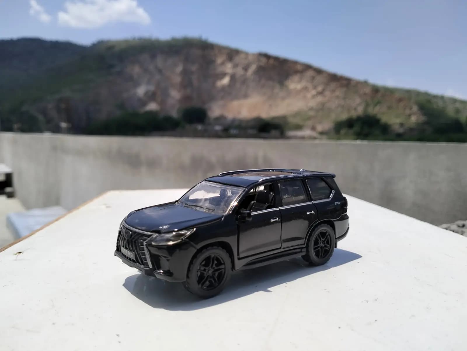 1:36 Toyota Lexus LX570 SUV Diecast Model