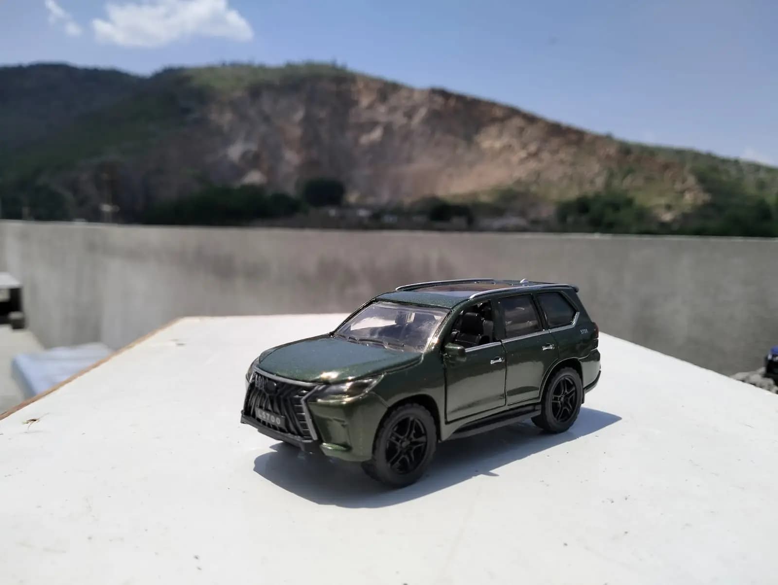 1:36 Toyota Lexus LX570 SUV Diecast Model
