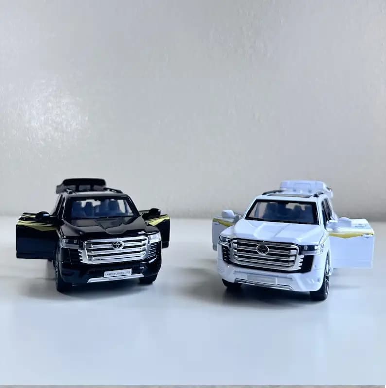1:32 Toyota LAND CRUISER LC300 SUV Diecast Model Car