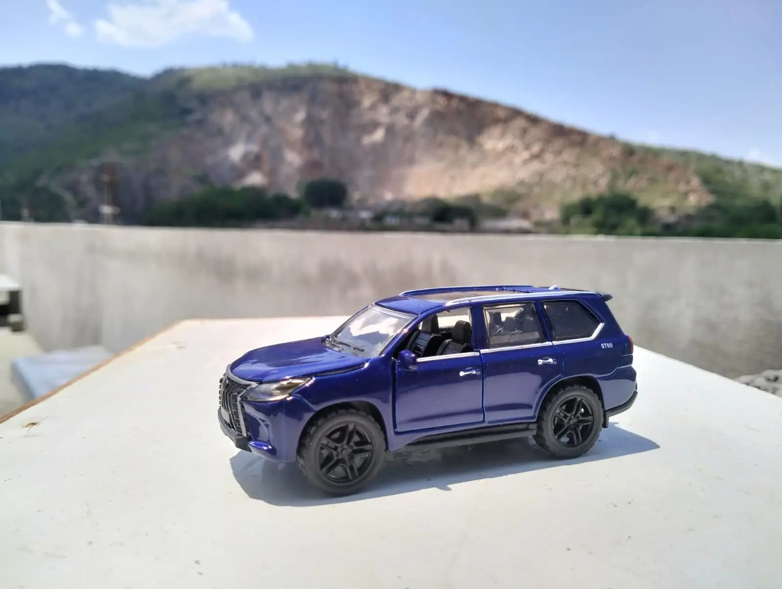 1:36 Toyota Lexus LX570 SUV Diecast Model