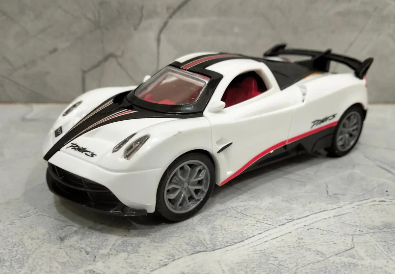 1:32 Scale Pagani Huayra ABS/Plastic Model Toy Car for Kids