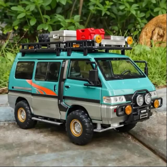 1:24 Mitsubishi Delica Off-Road MPV Metal Alloy Car Model