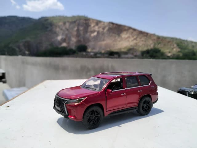 1:36 Toyota Lexus LX570 SUV Diecast Model